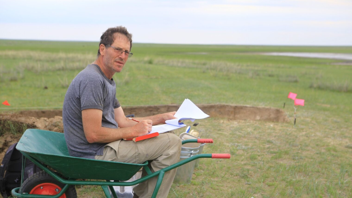 Giáo sư Gideon Shelach-Lavi từ Đại học Hebrew ở Jerusalem cho biết, các hiện vật tương tự đã được tìm thấy trong các ngôi mộ Hồng Sơn khác, dù các nhà nghiên cứu vẫn chưa chắc chắn rằng những con rồng này thực sự mô tả rồng.(Ảnh: ISRAEL21c)