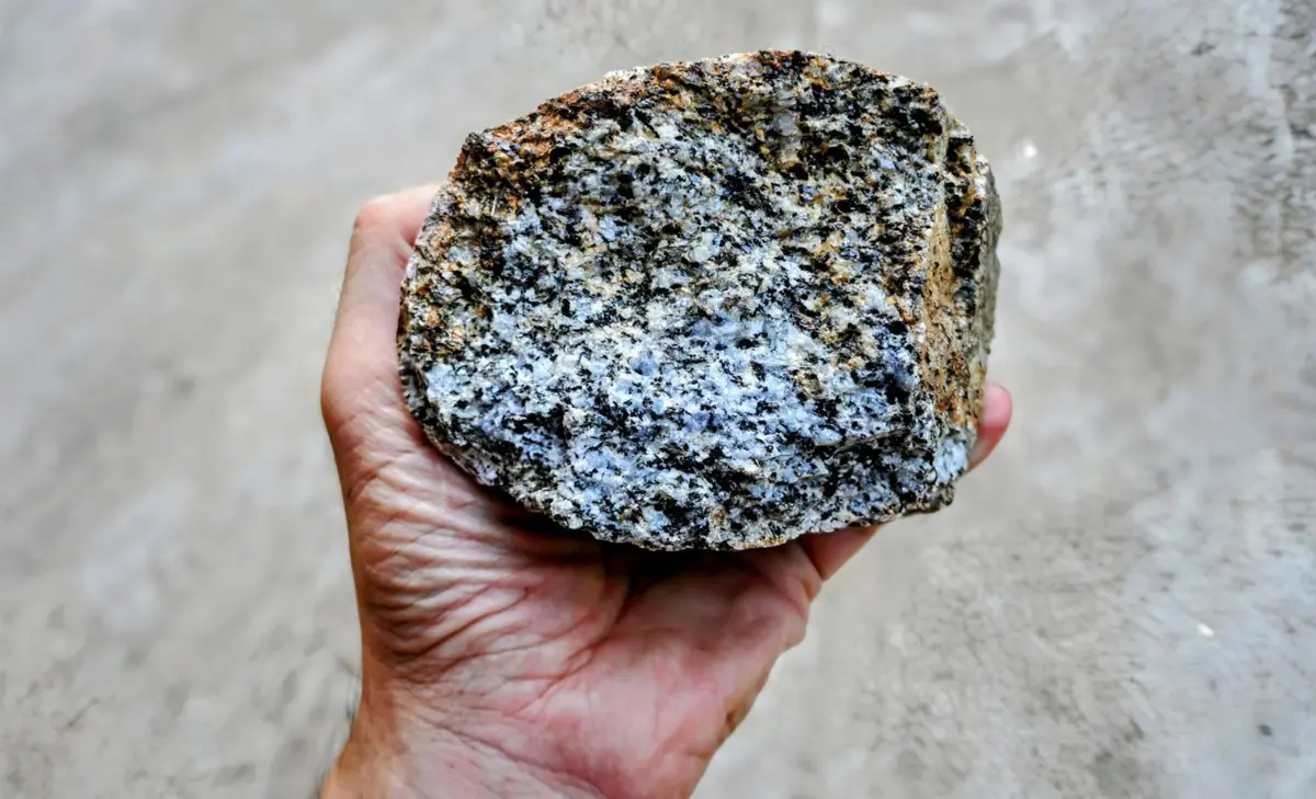 Đây là một trong những phát hiện quan trọng nhất trong lĩnh vực địa vi sinh học, mở ra những hiểu biết mới về khả năng sinh tồn của sự sống trong điều kiện khắc nghiệt.(Ảnh: Earth.com)