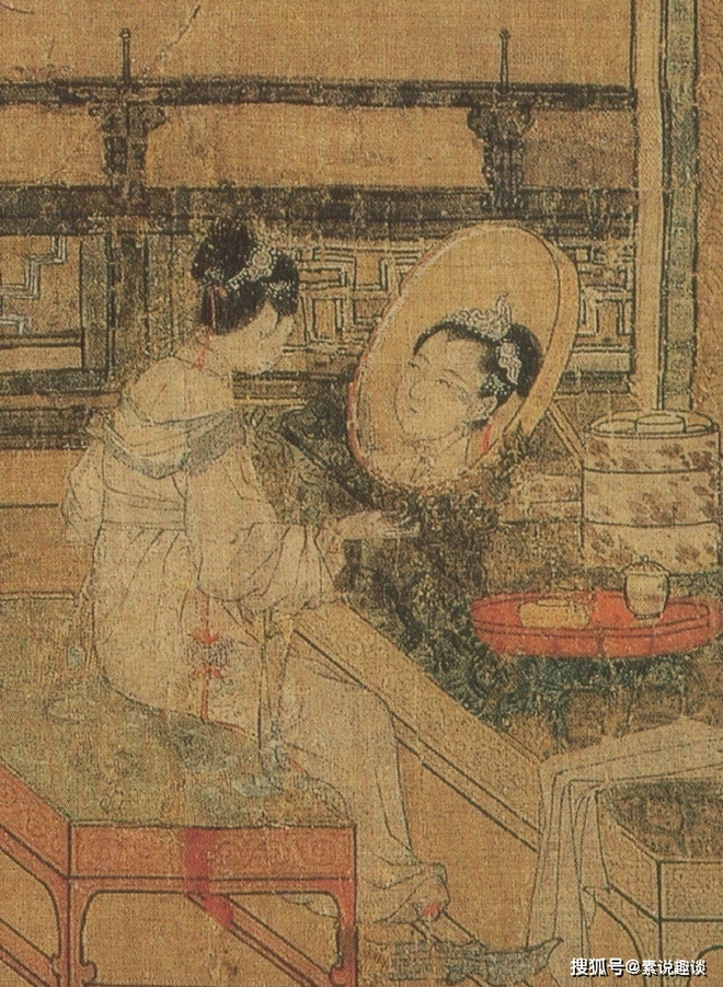 Khuôn mặt phản chiếu trong gương không khớp với khuôn mặt thật của người phụ nữ. Trong khi khuôn mặt thật nhỏ nhắn và thanh tú, khuôn mặt trong gương lại to gấp đôi và mang vẻ ngoài quái dị. Điều này có thể ám chỉ rằng vẻ đẹp bề ngoài có thể che giấu một bản chất đáng sợ, hoặc là một sự ám chỉ đến việc đánh mất bản ngã thật sự khi cố gắng hòa nhập vào một hình tượng xã hội. (Ảnh: Sohu)