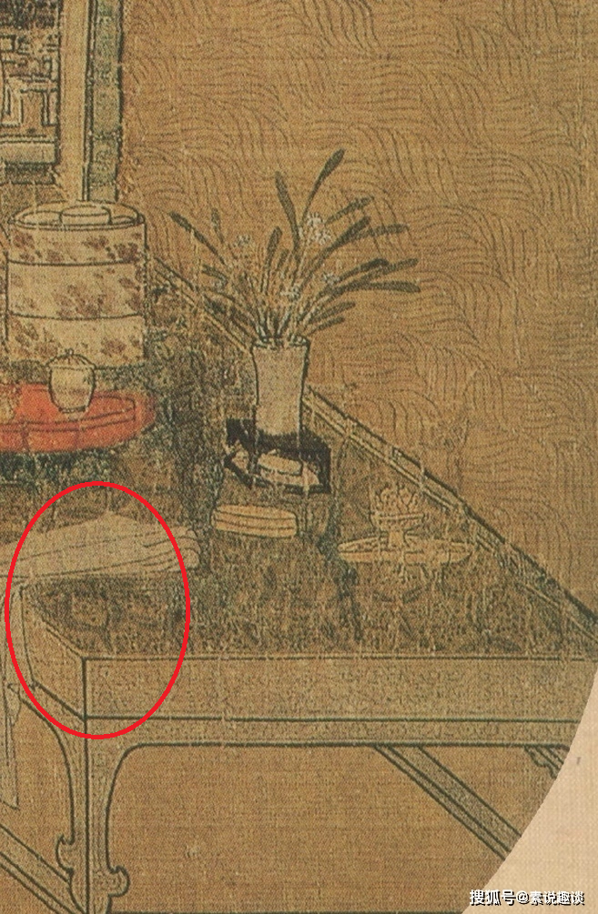 Chi tiết tấm vải trắng trên bàn có vẻ khá bất thường khi xuất hiện trong một bối cảnh làm đẹp, có thể được hiểu là một tấm áo quan hoặc tấm vải liên quan đến các nghi lễ tang lễ. Trong văn hóa Trung Hoa, vải trắng thường được dùng trong các buổi lễ tế tự và tang lễ, ám chỉ rằng có một cái chết liên quan đến người phụ nữ trong tranh.(Ảnh: Sohu)