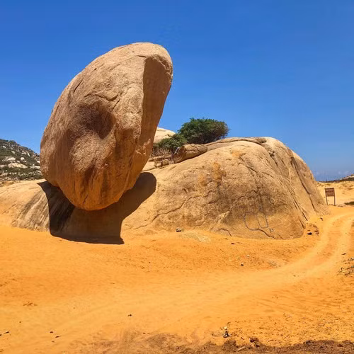 Tảng đá có kích thước lớn, tương đương với một ngôi nhà ba tầng, và nằm ở vị trí mà chỉ cần một cơn gió mạnh cũng có thể khiến nó rơi xuống. (Ảnh: @tannguyenmanh)