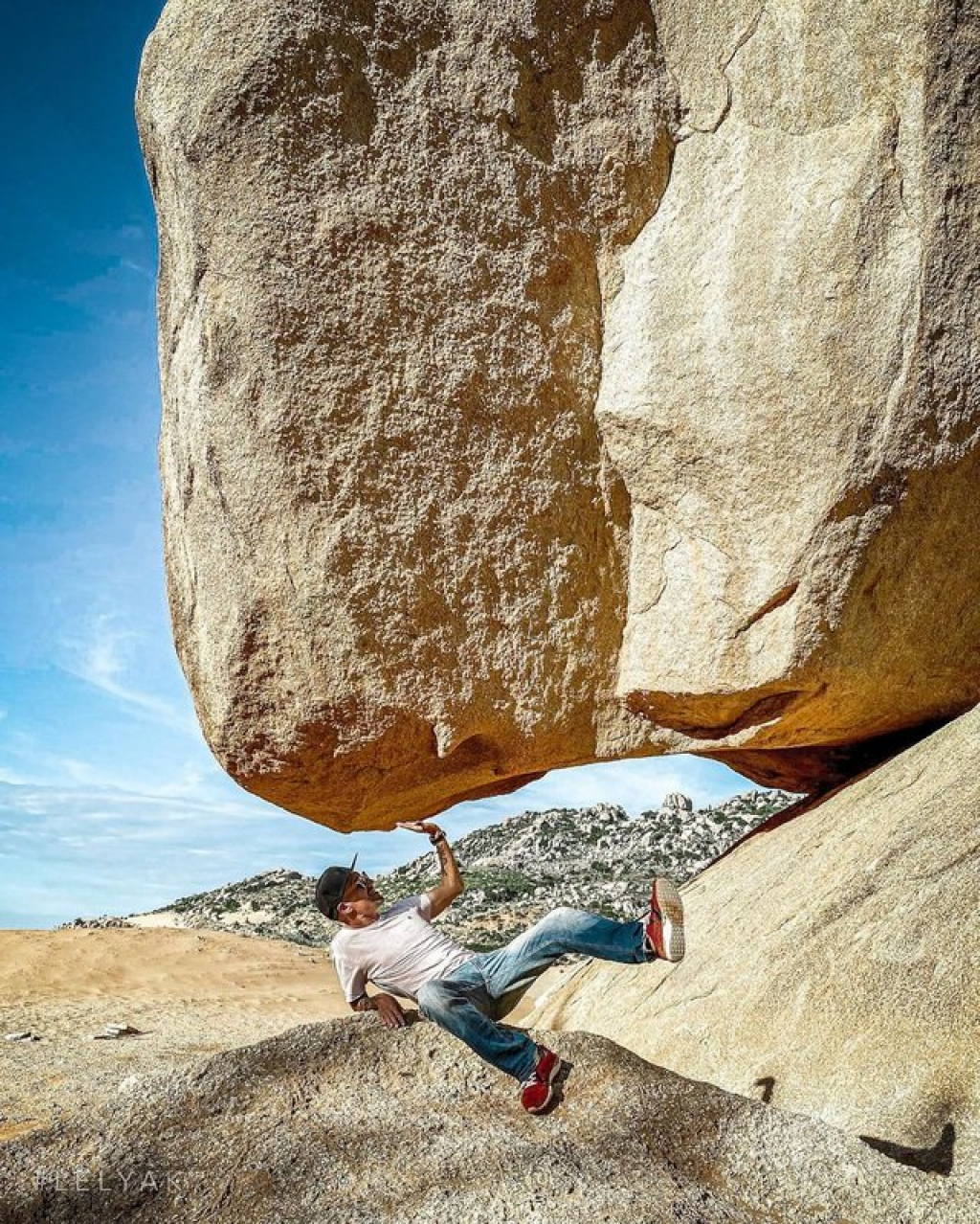 Chỉ cần căn chỉnh góc máy và tạo dáng hợp lý, du khách sẽ có ngay những bức ảnh ấn tượng, cảm giác như đang cõng, vác, nâng đỡ cả một tảng đá lớn trên tay. Điều này đã biến tảng đá trở thành một “background sống ảo” hấp dẫn giới trẻ.(Ảnh: @Lelyakkonstantin )