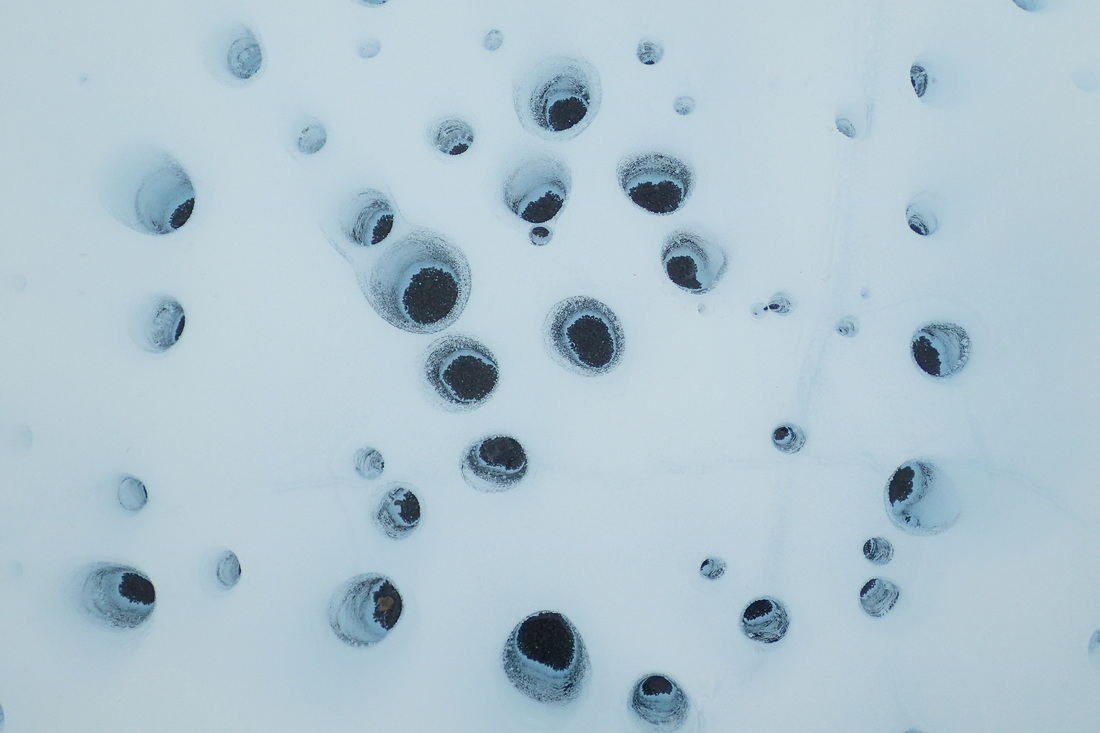 Nếu lớp băng quá dày, ánh sáng mặt trời không thể xuyên qua đủ để duy trì quang hợp. Vì vậy, các nhà nghiên cứu đã xác định một "vùng có thể ở được do bức xạ" nằm ở độ sâu từ 5-38 cm dưới bề mặt băng. Các lớp bụi trong băng cũng có thể làm tan chảy băng ở nhiệt độ cao hơn, tạo ra nước lỏng trong thời gian ngắn, điều kiện cần thiết cho sự sống.(Ảnh: Stone Aerospace)