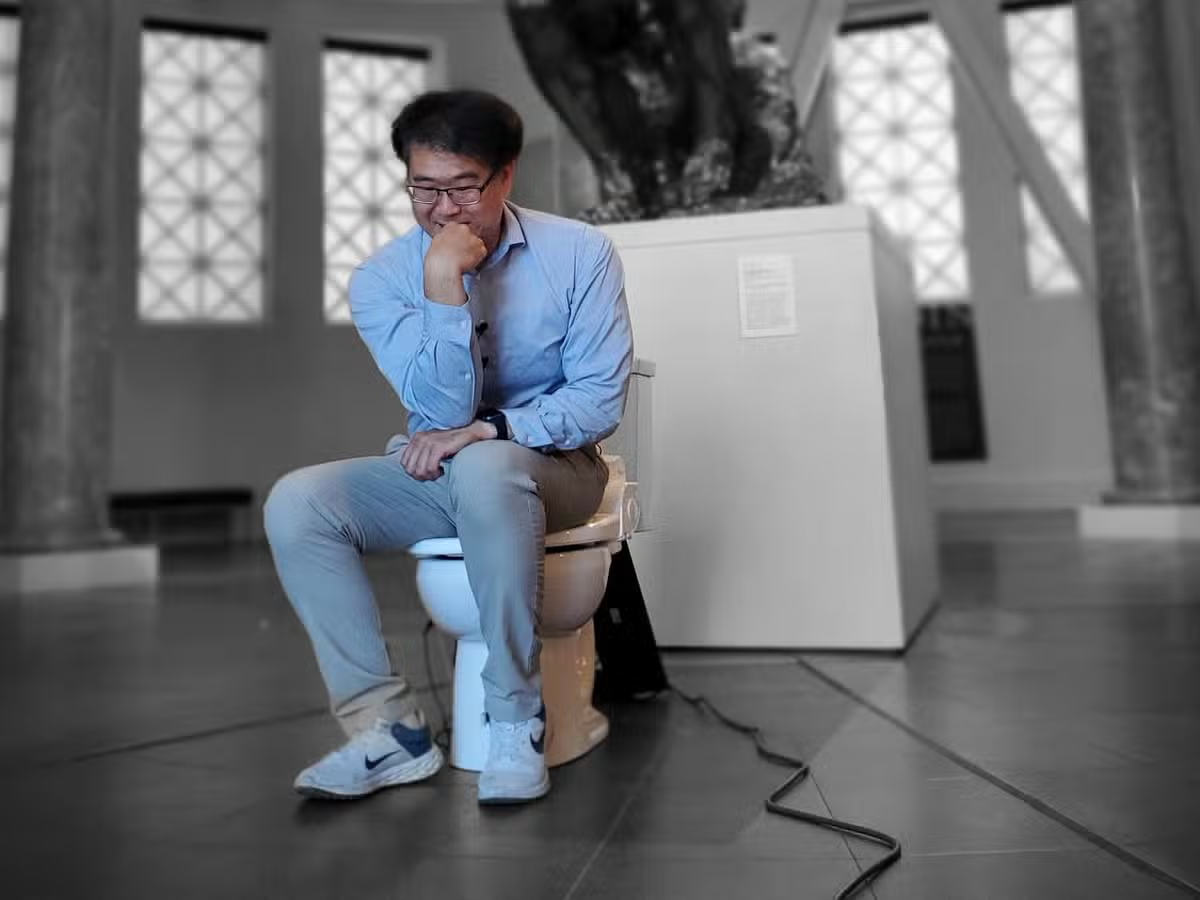 2. Bồn cầu thông minh: Một nhóm nghiên cứu do bác sĩ tiết niệu Seung-min Park thuộc Đại học Stanford (Mỹ) đứng đầu đã phát triển một loại bồn cầu thông minh, sử dụng nhiều công nghệ để giám sát trực tiếp dấu hiệu bệnh tật thông qua chất thải của người dùng.(Ảnh: Evening Standard)