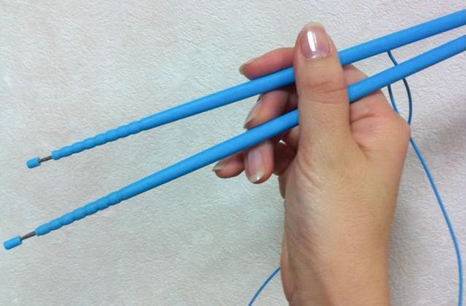 4. Đũa điện và ống hút: Homei Miyashita và Hiromi Nakamura đã nghiên cứu về đũa điện và ống hút, cho thấy vị của thức ăn có thể thay đổi ngay lập tức và đảo lộn bởi kích thích điện. Đây là điều rất khó đạt được với nguyên liệu thông thường như gia vị. (Ảnh: Kyodo News)