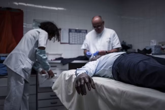 Các nhà điều tra pháp y có thể dựa vào sự phát triển của vi khuẩn trong các cơ quan để ước tính thời gian tử vong và xác định nguyên nhân cái chết.(Ảnh: Báo Pháp luật Việt Nam điện tử)