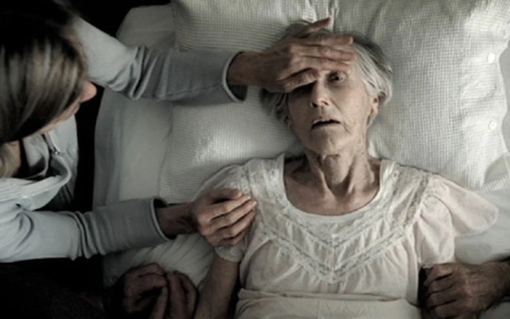 Vi khuẩn lan khắp cơ thể, tiêu hóa mô và cơ quan, sản sinh ra khí khiến bụng phình lên. Áp lực này cũng khiến chất lỏng trong cơ thể chảy ra qua mũi, tai và miệng.(Ảnh: Gia đình)