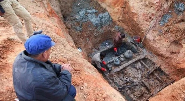 Khi sử dụng máy móc hiện đại để khai quật, họ phát hiện một khu mộ lớn với kiến trúc hình chữ Trung (中), rất được ưa chuộng bởi giới hoàng tộc nhà Hán. Tổng cộng, hơn 7.000 di vật văn hóa đã được thu thập, chủ yếu có nguồn gốc từ thời nhà Hán. Để bảo vệ khu vực này và thuận lợi cho công tác nghiên cứu, các chuyên gia đã đề nghị phong tỏa địa điểm khảo cổ vĩnh viễn.(Ảnh: DNVN)