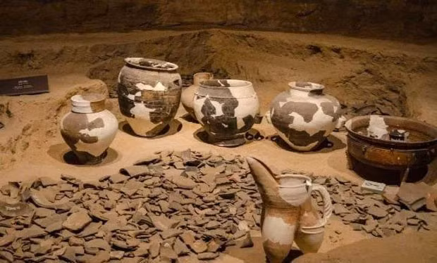 Năm 1991, tại một lò gạch cũ dưới chân núi Hải Sơn ở Thạch Gia Trang, tỉnh Hà Bắc, các công nhân đã tình cờ phát hiện một lượng lớn đồ đồng trong khi đào đất. Họ nhanh chóng xô xát để giành giật những cổ vật và tìm cách giấu diếm.(Ảnh:Sohu)