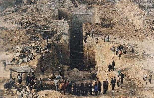 Trong dòng chảy lịch sử của Trung Quốc, triều đại nhà Hán được coi là thời kỳ đỉnh cao, kéo dài suốt 4 thế kỷ với 25 đời vua. Điều này đồng nghĩa với việc những ngôi mộ của các vua quan nhà Hán trở thành mục tiêu hấp dẫn cho những tên trộm mộ, vì chắc chắn rằng tài sản chôn theo sẽ phong phú. (Ảnh:Sohu)