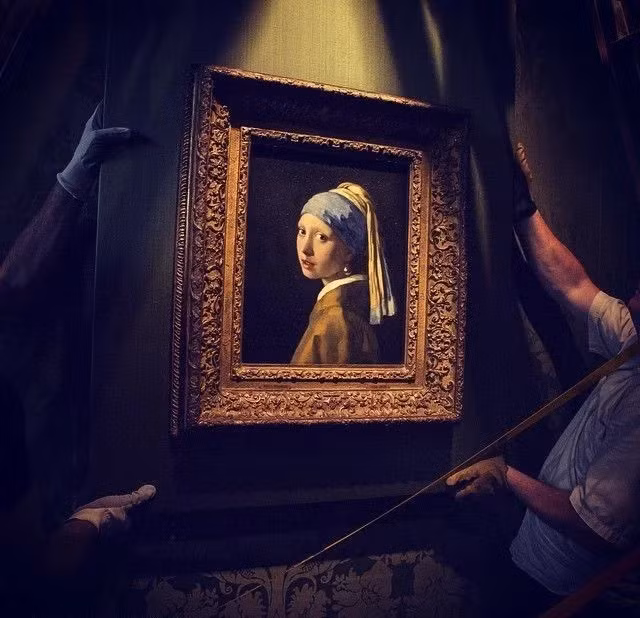 Các nghiên cứu gần đây đã chỉ ra rằng bức tranh này kích hoạt một hiện tượng thần kinh đặc biệt gọi là “Vòng lặp chú ý kéo dài”. Khi quan sát bức tranh, mắt của người xem tự động bị cuốn hút lần lượt từ đôi mắt của cô gái, đến miệng, rồi tới viên ngọc trai, sau đó quay trở lại đôi mắt, tạo thành một chu trình liên tục. Điều này khiến người xem không thể rời mắt và kéo dài thời gian thưởng thức tác phẩm.(Ảnh: Rad Art Media)