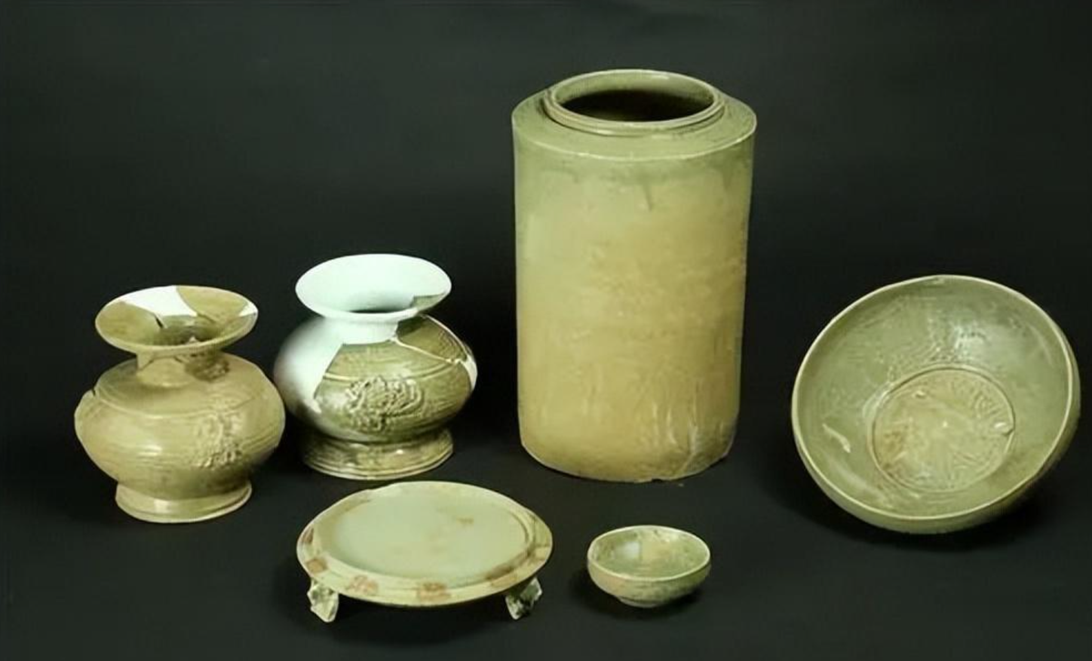 Theo Cục Di tích Văn hóa thành phố Quảng Hán, lô đồ sứ này là tác phẩm của lò nung Long Tuyền thời Nam Tống, có lịch sử hơn 800 năm. Trong số đó, chiếc lư ba chân được đánh giá là di tích văn hóa cấp quốc gia hạng 2 vì hình dáng tinh xảo và màu men hiếm có. Ngoài ra, còn có 4 món đồ sứ gồm 1 bát và 3 đĩa được xếp hạng di tích văn hóa hạng 3, và 11 món khác cũng có giá trị sưu tầm và nghiên cứu lớn.(Ảnh: Toutiao)