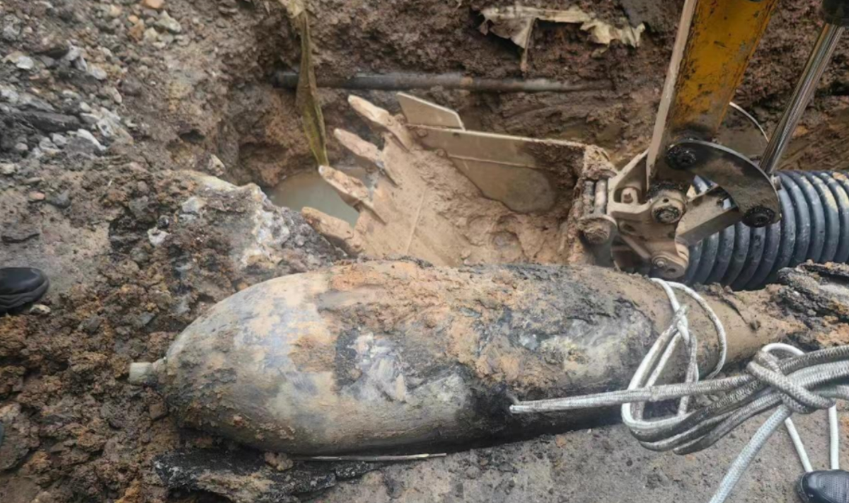 Sau 2 giờ kiểm tra, họ xác định rằng vật thể này không phải là một quả bom, mà là một khối kim loại chứa những thứ bên trong đầy bí ẩn.(Ảnh: Toutiao)