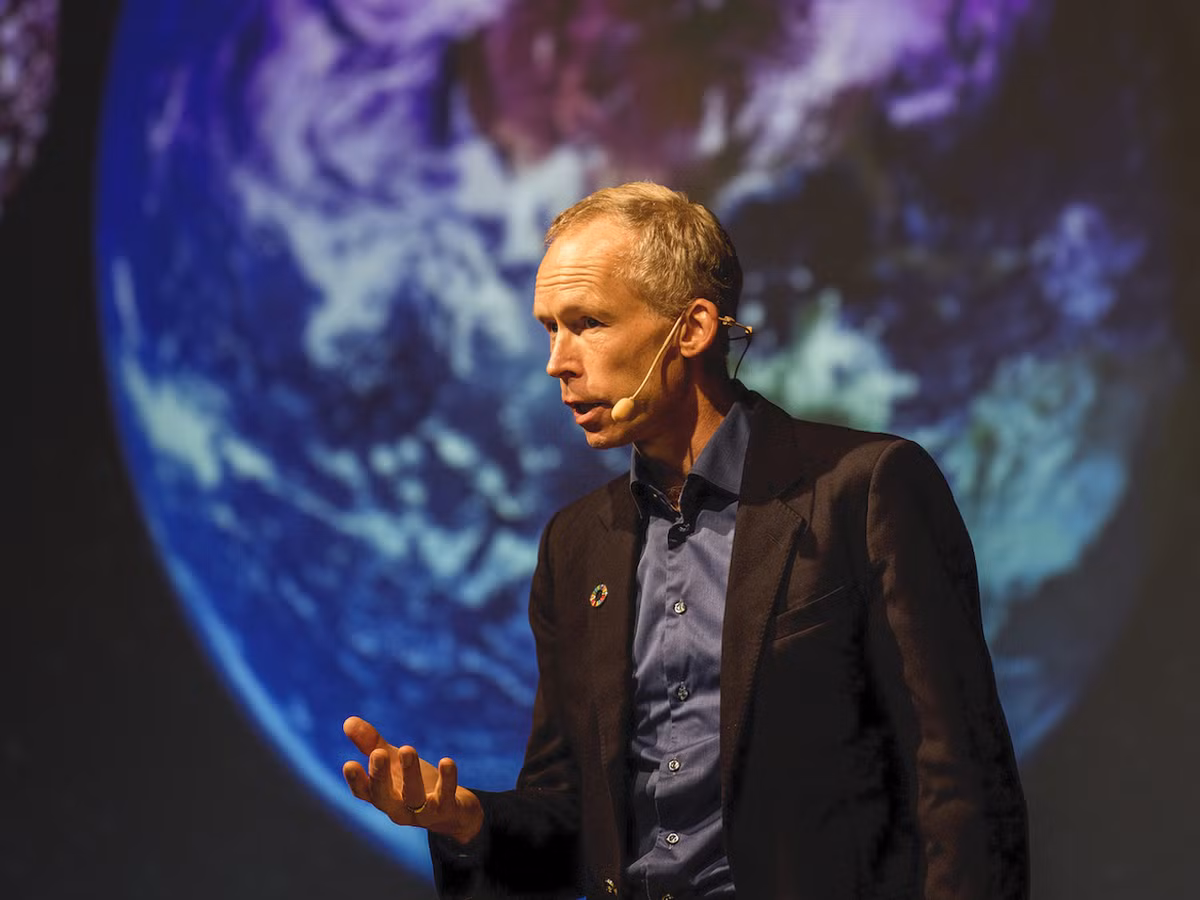 Johan Rockström, đồng chủ tịch Ủy ban Toàn cầu về Kinh tế Nước, nhấn mạnh rằng chu trình nước toàn cầu đang bị mất cân bằng và không thể dựa vào lượng mưa để cung cấp nước ngọt nữa. Báo cáo phân biệt giữa nước xanh dương (trong hồ, sông và tầng ngậm nước) và nước xanh lục (lưu trữ trong đất và thực vật).(Ảnh: meltwater.pressify.io)