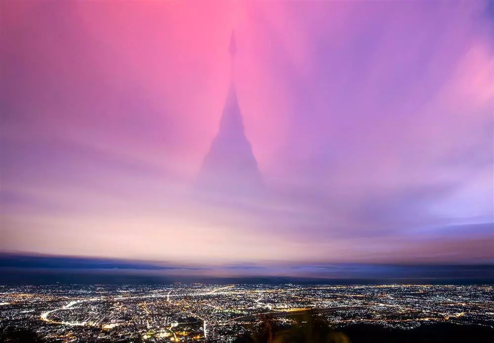 Hiện tượng tương tự cũng xảy ra vào tháng 6/2023 gần chùa Wat Phra That Doi Suthep ở Chiang Mai, Thái Lan.(Ảnh:Wiradej Thongsuwan)