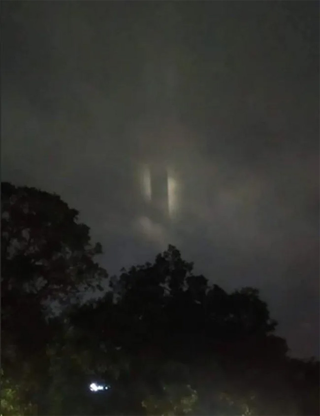 Tuy nhiên, TS Nguyễn Ngọc Huy và Trung tâm Dự báo Khí tượng Thủy văn Quốc gia giải thích rằng hiện tượng này là do hệ thống đèn của một tòa nhà ngân hàng chiếu sáng lên trời trong một buổi tối có mây nhiều tầng. (Ảnh:Hà Nội 24h)