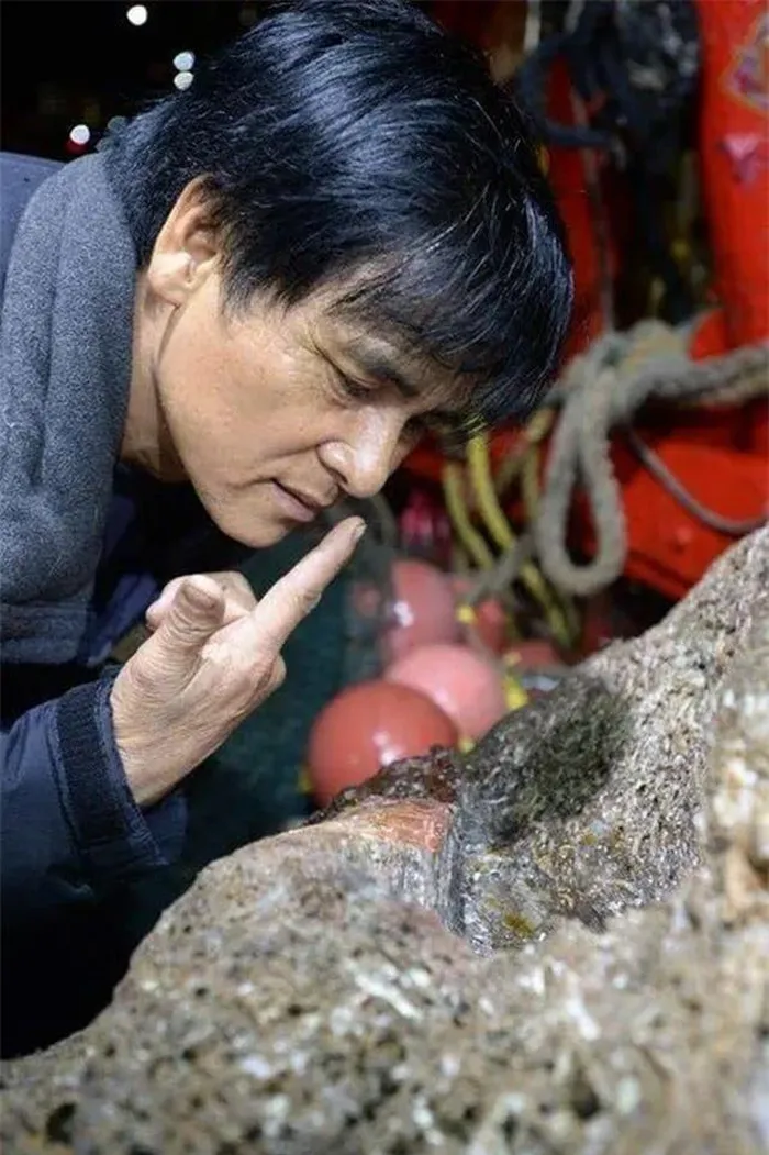 Một ngư dân tên Quách ở Hồng Kông tình cờ vớt được một khúc gỗ dài 2,8 mét trong lúc đánh cá. Khúc gỗ này tỏa ra mùi hương dễ chịu và chứa dung dịch màu hổ phách bên trong. (Ảnh: Renminwang)