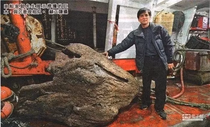 Sau khi đốt thử, khúc gỗ tỏa ra khói trắng và mùi hương nhẹ nhàng. Sau khi mời chuyên gia thẩm định, ông Quách phát hiện đó là trầm hương chìm chất lượng cao, ước tính giá trị lên tới 1 tỷ NDT (khoảng 3.455 tỷ đồng).(Ảnh: Renminwang)