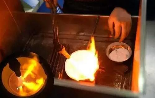 Ông đem về nhà và nung để loại bỏ lớp rỉ, phát hiện bên trong là vàng nguyên chất. (Ảnh: kknews)