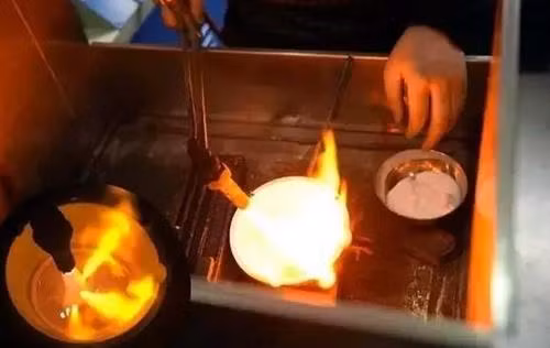 Ông đem về nhà và nung để loại bỏ lớp rỉ, phát hiện bên trong là vàng nguyên chất. (Ảnh: kknews)