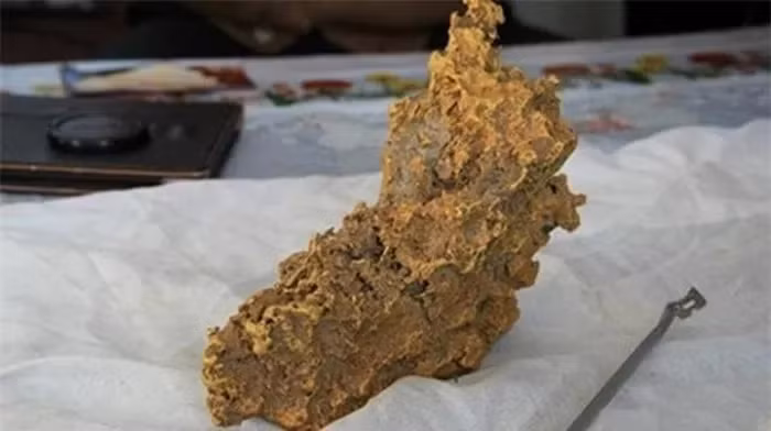 Thật đáng tiếc khi những báu vật quý giá, có giá trị văn hóa như vậy lại bị ông cụ nung chảy để đổi lấy tiền. (Ảnh: DNVN)