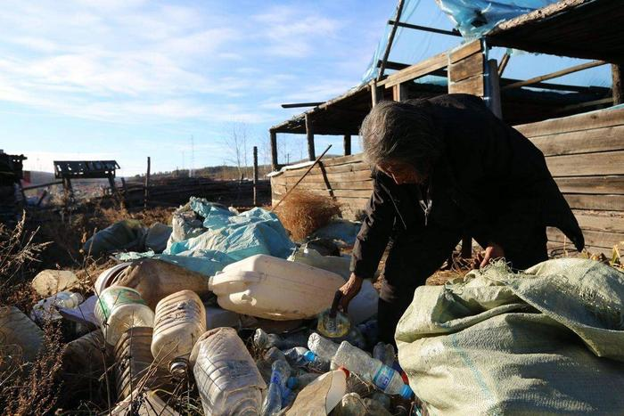 Ông Vương tiếp tục tìm thêm và thu được tổng cộng 4kg vàng, bán được 40 triệu đồng, số tiền thay đổi cả cuộc đời ông. (Ảnh: Sina)