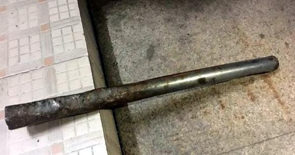 Trong một lần nhặt rác như thường lệ, ông phát hiện một thanh sắt gỉ nặng 3,5kg, nhưng bên trong lại có ánh vàng. (Ảnh: Sina)