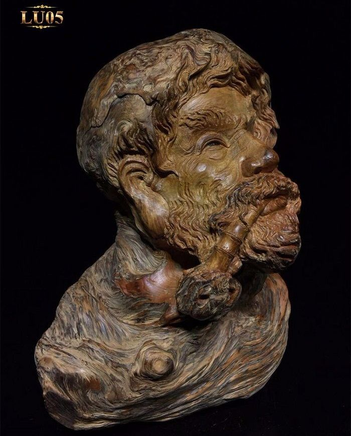 Lũa trầm hương không chỉ có giá trị về mặt vật chất mà còn mang ý nghĩa tinh thần sâu sắc. Nó thường được dùng để chế tác các món đồ trang trí cao cấp như bàn ghế, tượng, và các vật phẩm phong thủy. Những sản phẩm này không chỉ đẹp mắt mà còn mang lại may mắn, tài lộc và sự bình an cho gia chủ. (Ảnh: tramhuong.net)