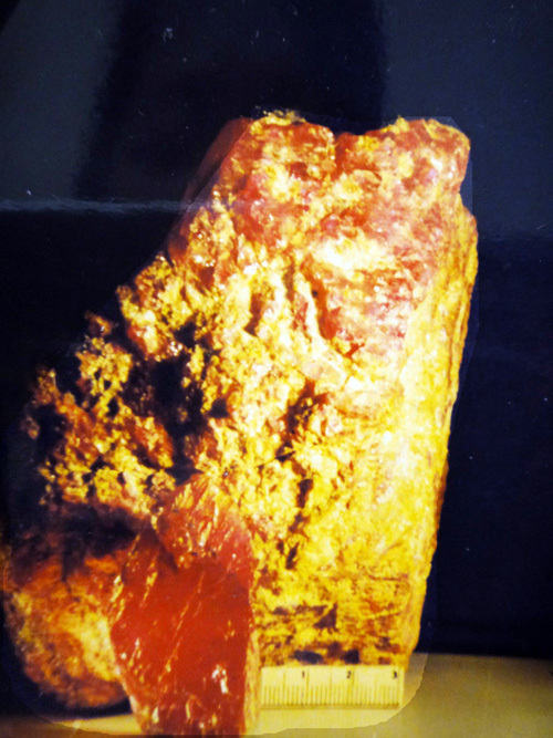 Cụ thể, trong quá trình khai thác, các công nhân đã phát hiện một khối đá lớn không qua được sàng vì kích thước khổng lồ của nó. (Ảnh: Tahi Gems)