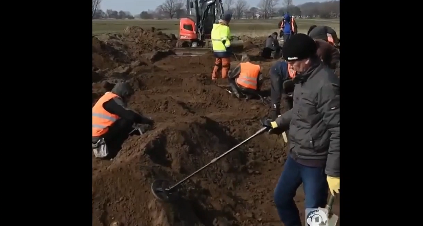 Kho báu được khai quật trong một khu vực rộng 400 mét vuông và được xác định có niên đại từ thời kỳ mà Vua Bluetooth cư trú tại Pomerania.(Ảnh cắt từ clip)