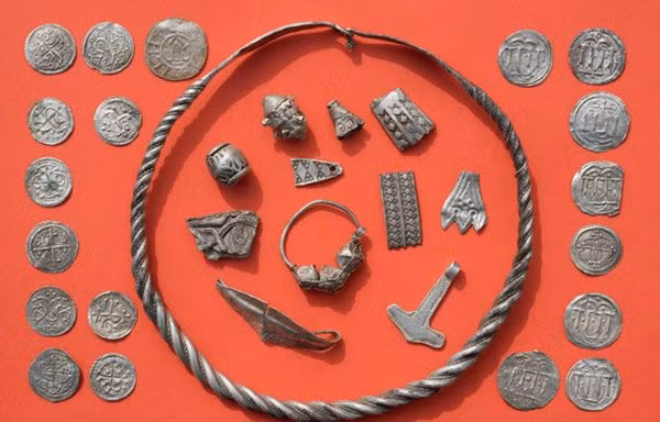  Kho báu bao gồm vòng cổ, ngọc trai, trâm cài, vòng tay, nhẫn và khoảng 600 đồng bạc. Một số hiện vật này liên quan đến Vua Đan Mạch Harald Gormsson, được biết đến là Vua Bluetooth, sống cách đây hơn 1.000 năm. (Ảnh: zdf.de)