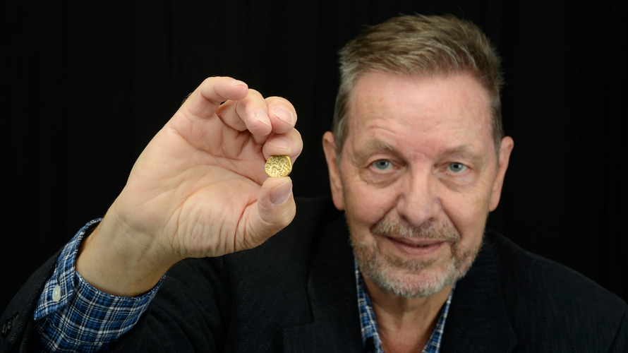 Các đồng tiền có hình ảnh thần Apollo và ngựa cách điệu, thuộc thời kỳ đồ sắt. (Ảnh: Rayo)