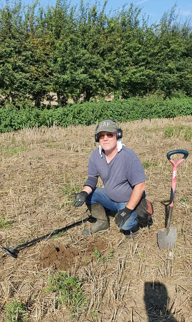 Bảo tàng Anh đã kiểm tra và giữ lại hai đồng tiền cho bộ sưu tập của họ.(Ảnh: Robert Abbott/BNPS)