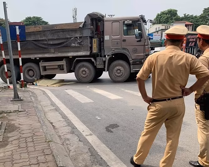 Vu xe tai can nguoi phu nu tu vong o Ha Noi: Xac dinh danh tinh nan nhan