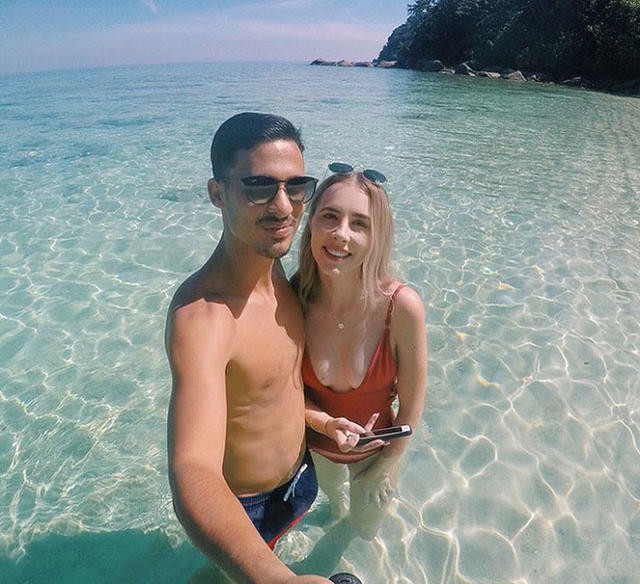 Theo tìm hiểu, bóng hồng của Davis là du học sinh đã tốt nghiệp đại học tại Australia, hiện tại làm nhân viên marketing và quan hệ công chúng ở quê nhà. Ngoài ra, cô cũng được biết tới trong vai trò người mẫu.