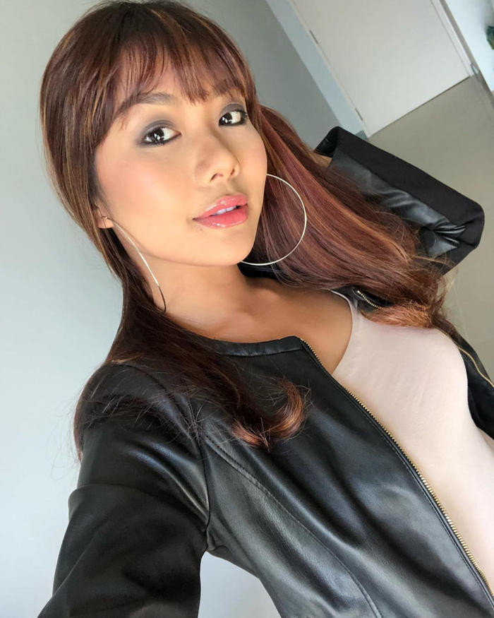 Tiền vệ Safawi Rasid, người đã khiến cả cầu trường Bukit Jalil nổ tung với siêu phẩm đá phạt san bằng tỷ số 2-2 trong trận chung kết lượt đi AFF Cup 2018 cũng khiến các đồng nghiệp 'lác mắt' khi sở hữu trái tim của nữ phóng viên nổi tiếng Anim Ezati Rizki.