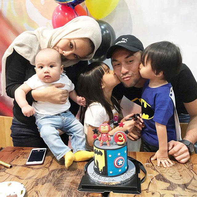 Thủ môn số 1 của ĐT Malaysia, Khairul Fahmi cũng được nhắc đến không chỉ bởi tài năng mà còn nhờ có cô vợ xinh như mộng, Nur Eilunie Nazr. Hai người bén duyên nhau trong một lần đóng chung quảng cáo cho hãng mỹ phẩm và đã kết hôn với nhau năm 2012.