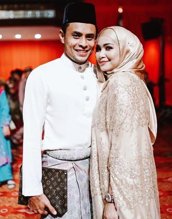 Ayu Raudhah là nữ diễn viên xinh đẹp tại Malaysia và đã kết hôn với thủ quân ĐTQG nước này, Zaquan vào năm 2011. Cặp đôi trai tài gái sắc trong làng giải trí Malaysia đã có 3 đứa con xinh xắn (2 trai, 1 gái).