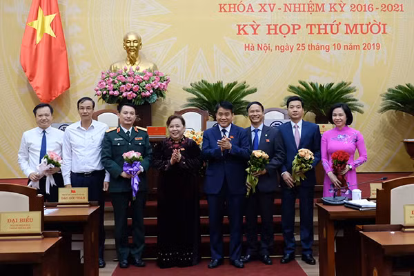 Ha Noi hop bat thuong, mien nhiem, bau bo sung nhieu nhan su