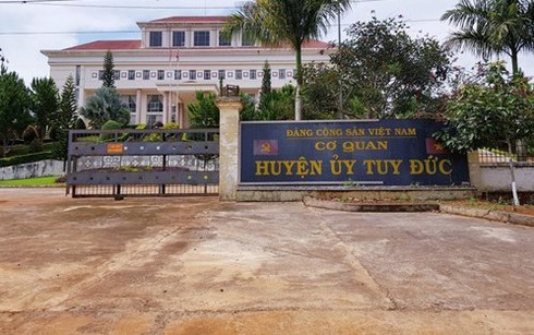 Chanh van phong Huyen uy len tieng sau khi bi to danh tai xe