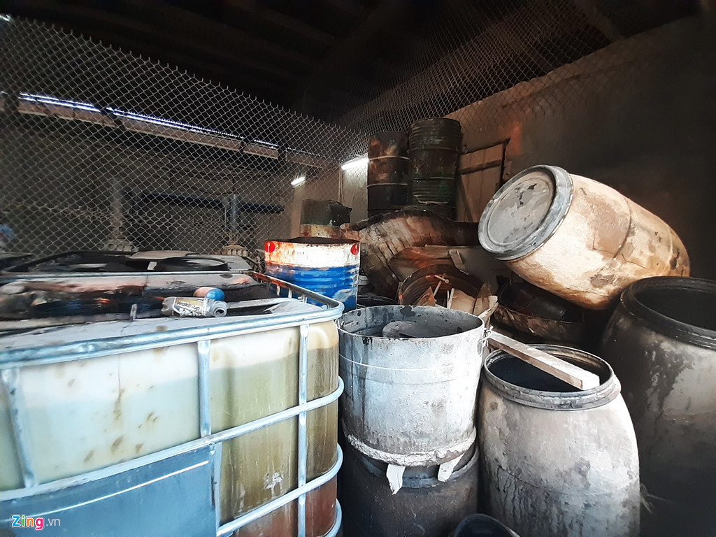 Phía trong, nhiều phuy dầu thải ngổn ngang, chất chồng lên nhau, không có nắp đậy hay được che chắn.