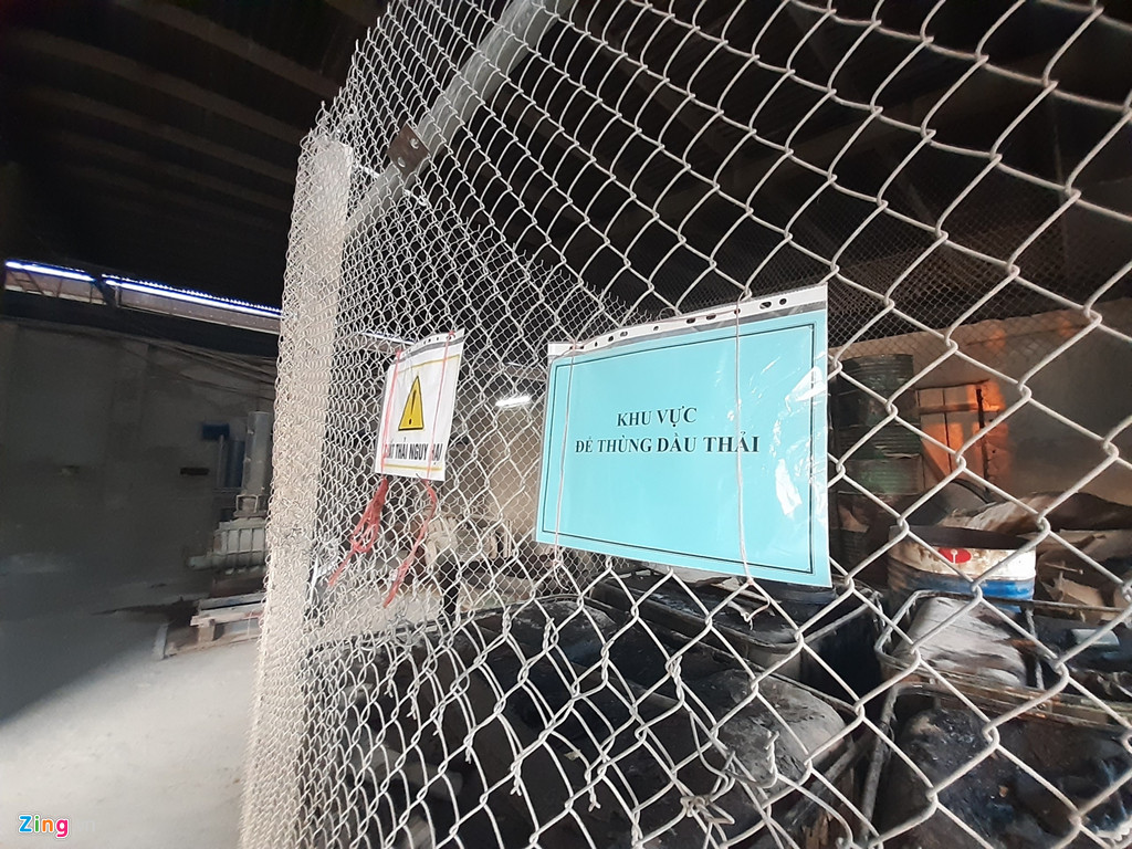 Theo biên bản kiểm tra việc chấp hành các quy định của pháp luật về môi trường của Cục Cảnh sát Môi trường tại công ty gốm sứ Thanh Hà, trong quá trình sản xuất, doanh nghiệp này có phát sinh một số chất thải nguy hại như: Bóng đèn huỳnh quang, giẻ lau nhiễm dầu và dầu bôi trơn thải. Trong đó, lượng dầu thải phát sinh lớn nhất tại hệ thống máy ép gạch.