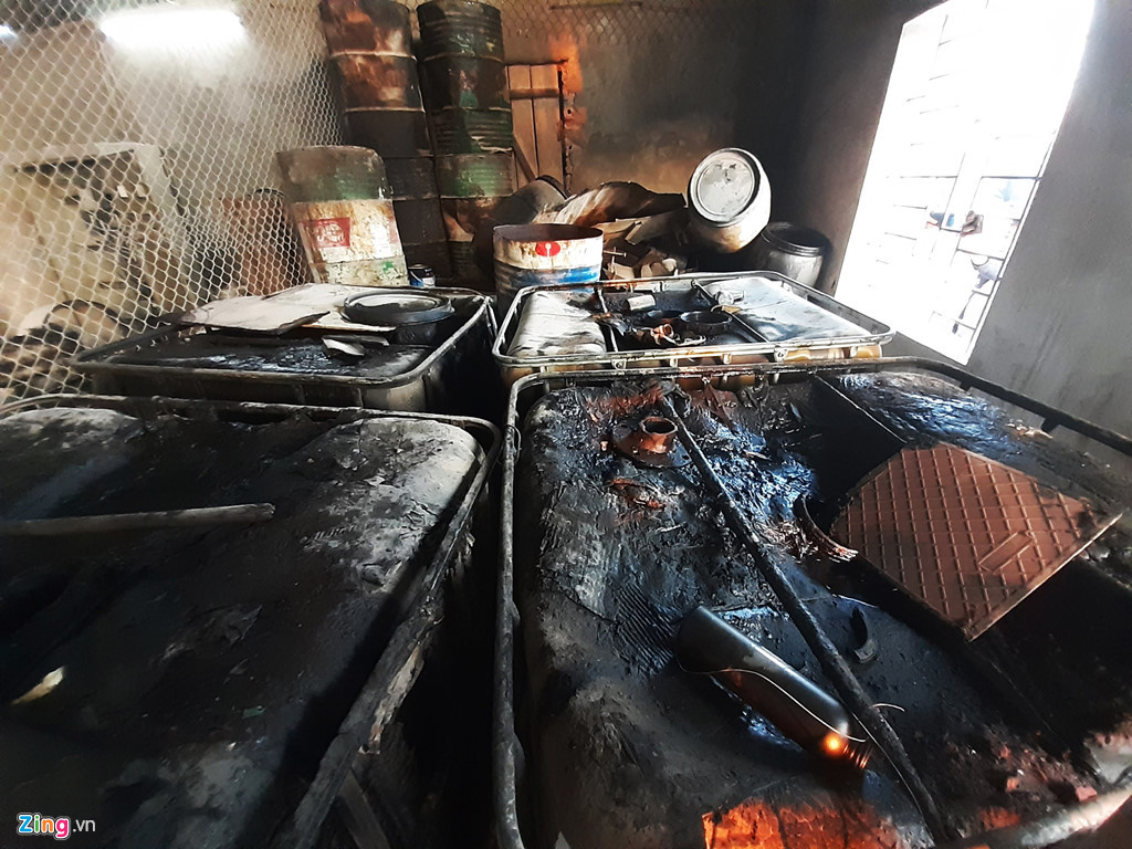 Theo quan sát, tại khu vực lưu giữ dầu thải thuộc kho vật tư của công ty đang lưu giữ 4 bồn nhựa loại 1.000 lít và 12 phuy sắt, nhựa dính dầu thải. Quanh khu vực này có mùi khét tương đồng với mùi tại khu vực suối Trầm (Kỳ Sơn, Hòa Bình).