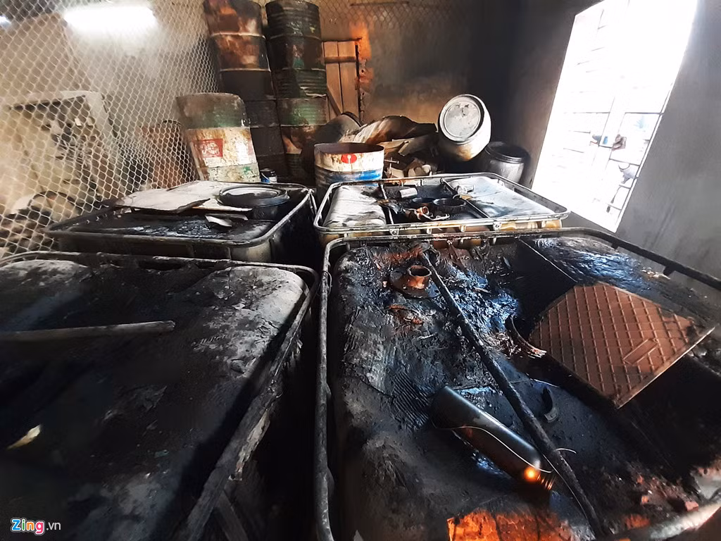 Theo quan sát, tại khu vực lưu giữ dầu thải thuộc kho vật tư của công ty đang lưu giữ 4 bồn nhựa loại 1.000 lít và 12 phuy sắt, nhựa dính dầu thải. Quanh khu vực này có mùi khét tương đồng với mùi tại khu vực suối Trầm (Kỳ Sơn, Hòa Bình).