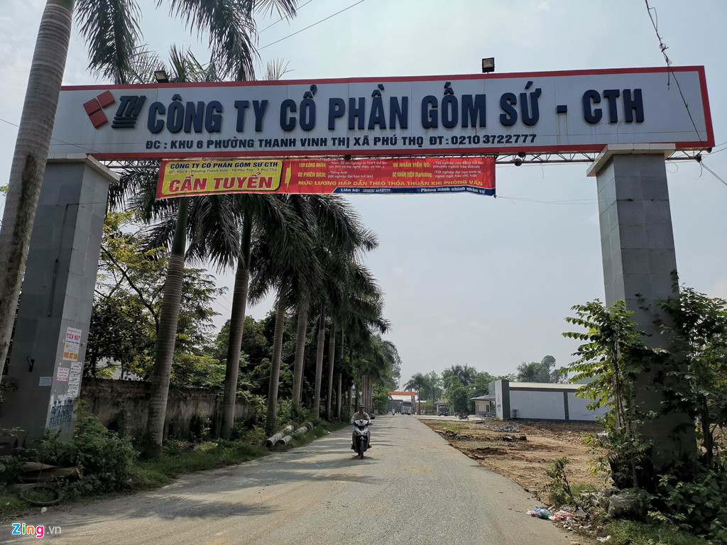 Ngày 21/10, lãnh đạo Công ty CP gốm sứ Thanh Hà - CTH (trụ sở tại thị xã Phú Thọ, tỉnh Phú Thọ) đã đưa phóng viên vào trong kho trữ dầu thải của đơn vị này. Trong kho chỉ còn khoảng 400 lít dầu thải, lượng lớn dầu trước đó đã bị xả ra môi trường gây ô nhiễm nguồn nước của Nhà máy nước sạch sông Đà.