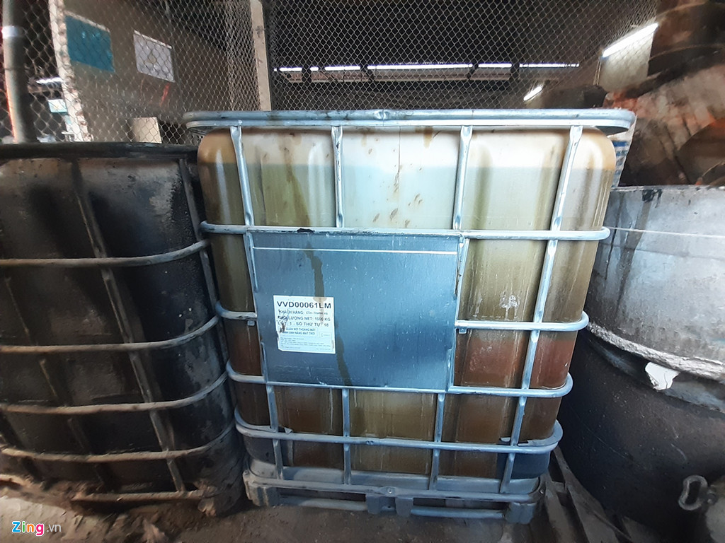 Số dầu thải còn sót lại trong kho được lưu trữ trong những thùng loại 1.000 lít.