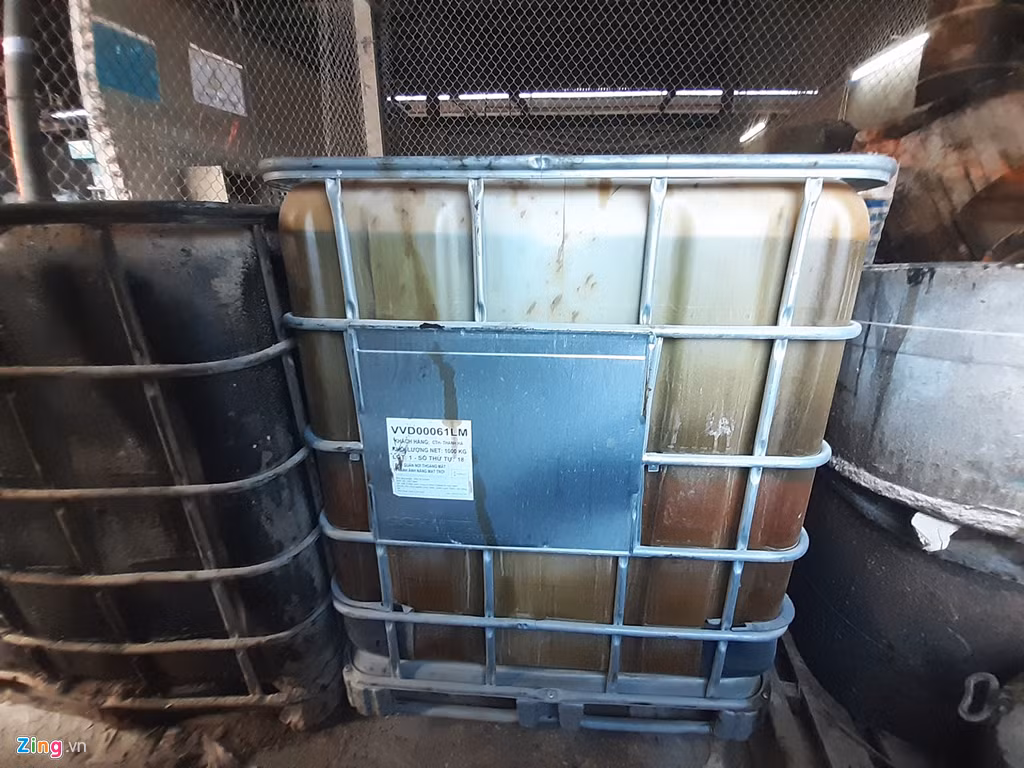 Số dầu thải còn sót lại trong kho được lưu trữ trong những thùng loại 1.000 lít.