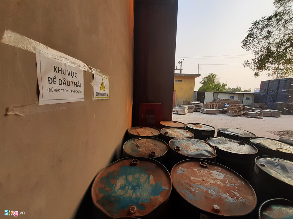Khu vực kho gần máy ép thủy lực của dây chuyền sản xuất số 1 và 2 vẫn còn 17 phuy sắt rỗng dính dầu thải. Các khu vực này đều được dán cảnh báo chất thải nguy hại.