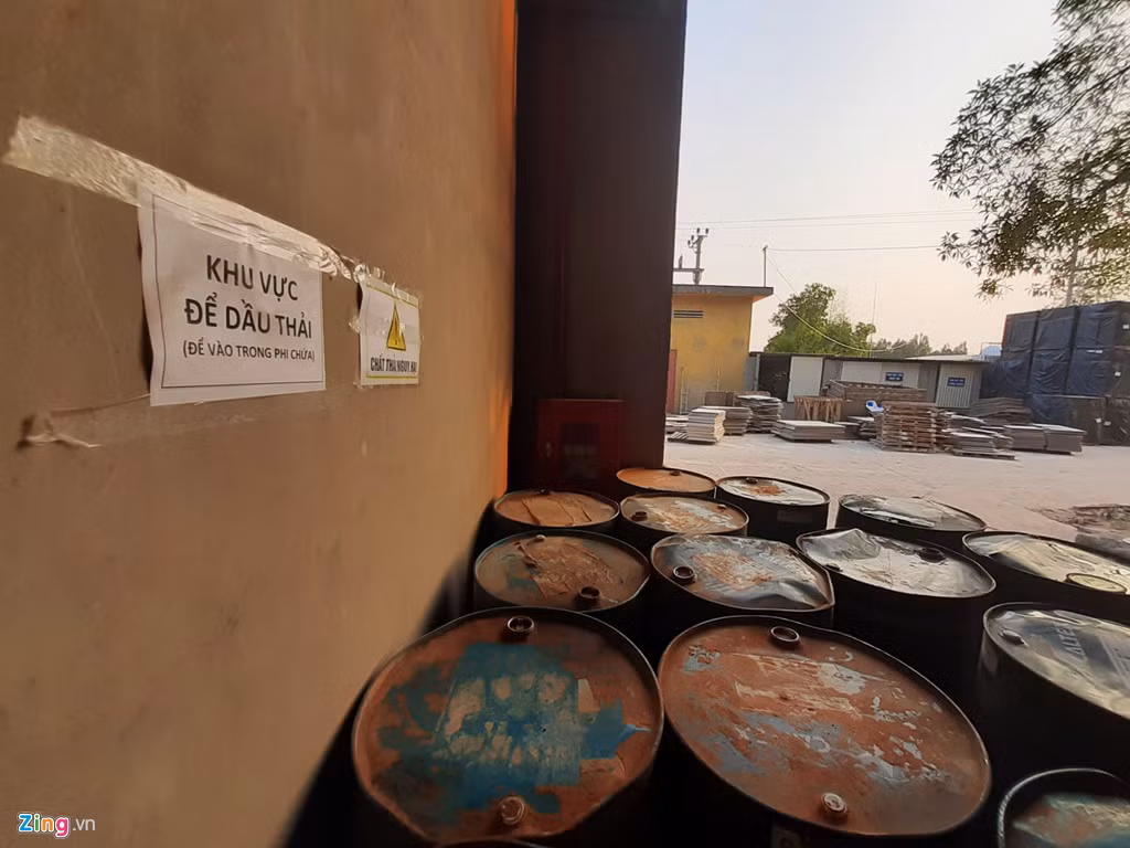 Khu vực kho gần máy ép thủy lực của dây chuyền sản xuất số 1 và 2 vẫn còn 17 phuy sắt rỗng dính dầu thải. Các khu vực này đều được dán cảnh báo chất thải nguy hại.