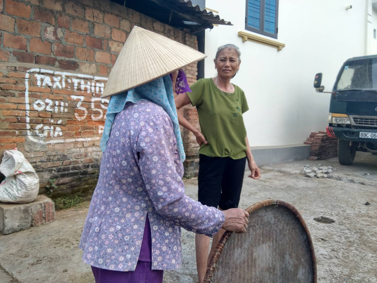Vu “giam long” 13 nu nhan vien trong quan Karaoke: Hang xom noi gi?